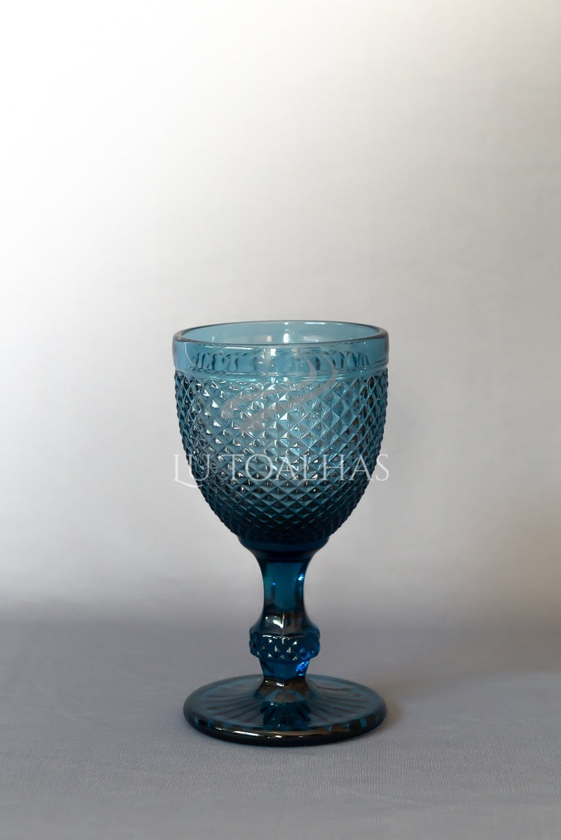 Taça Bico de Jaca Azul Marinho em fundo neutro