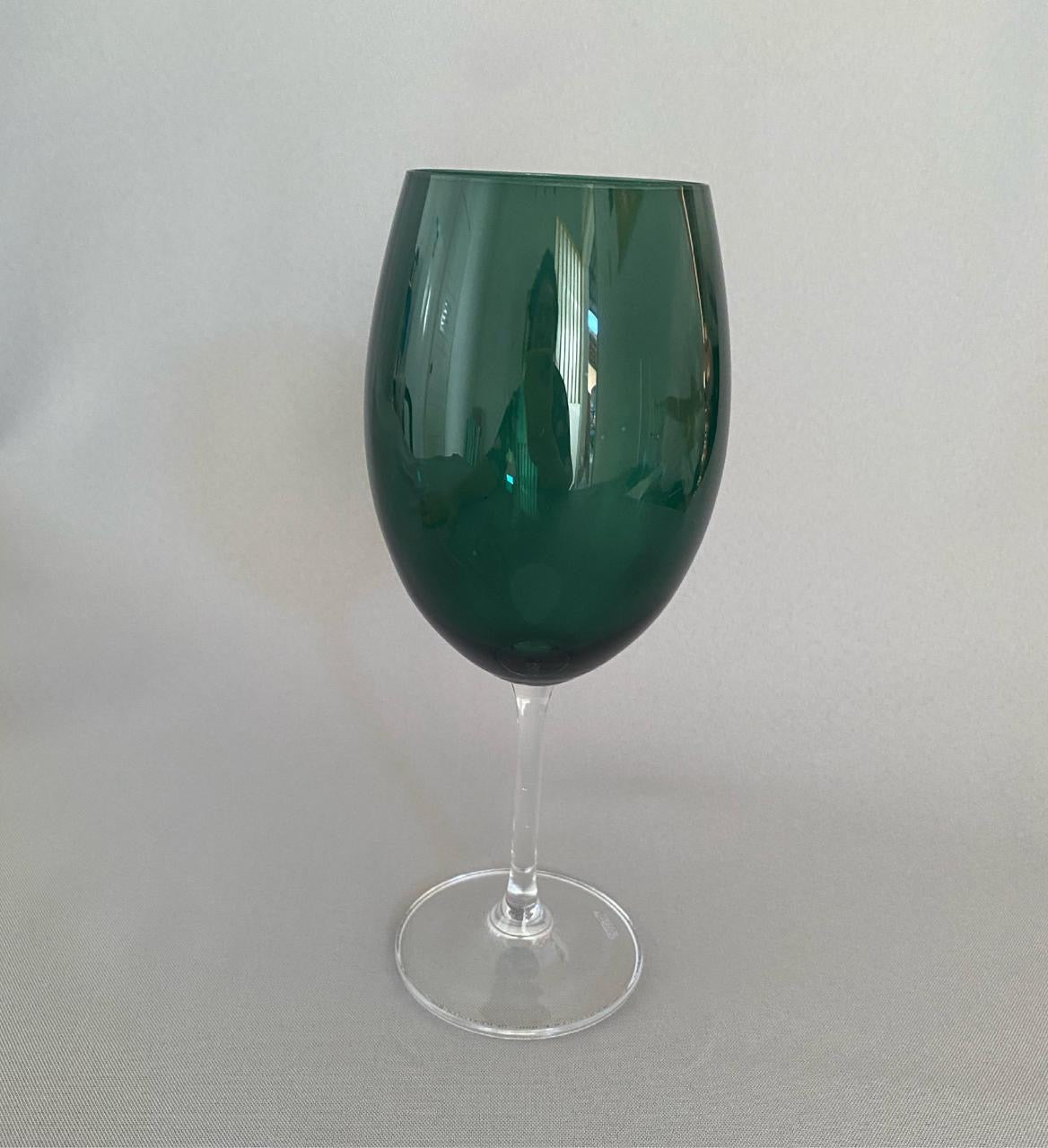 Taça Cristal Bohemia Verde Musgo em fundo neutro