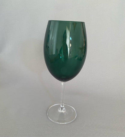Taça Cristal Bohemia Verde Musgo em fundo neutro