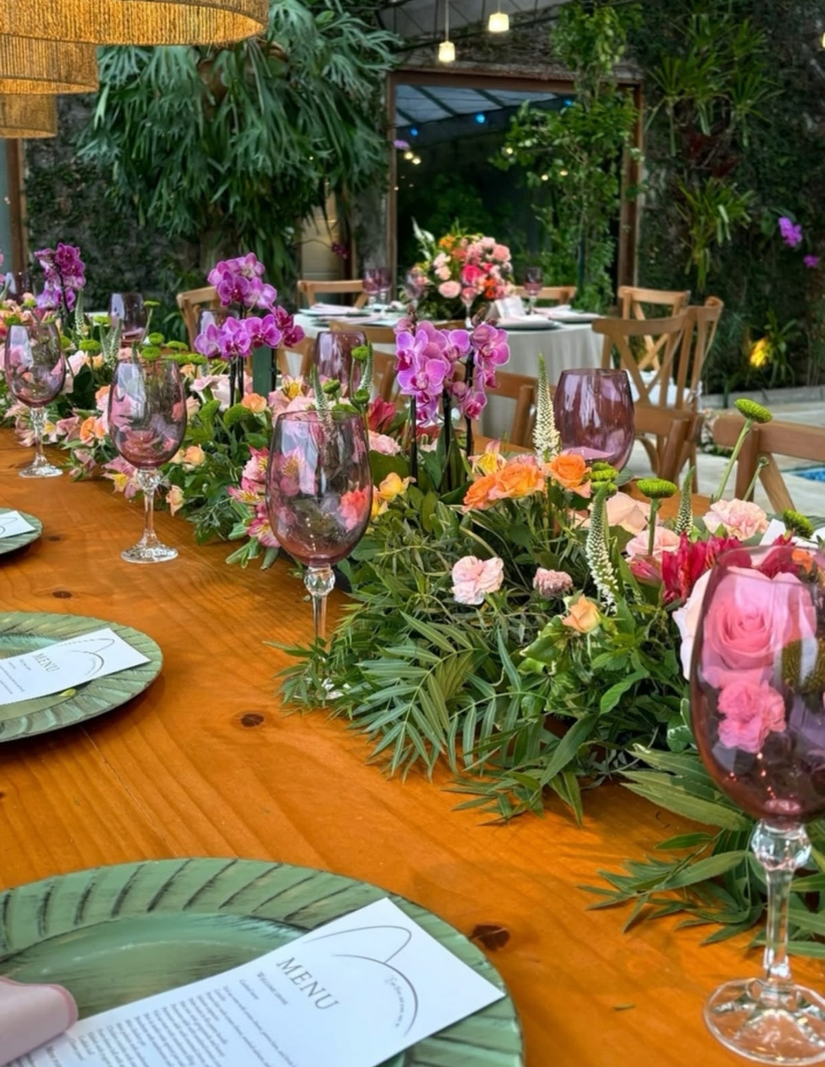 Taça Elisa Marsala em mesa posta floral