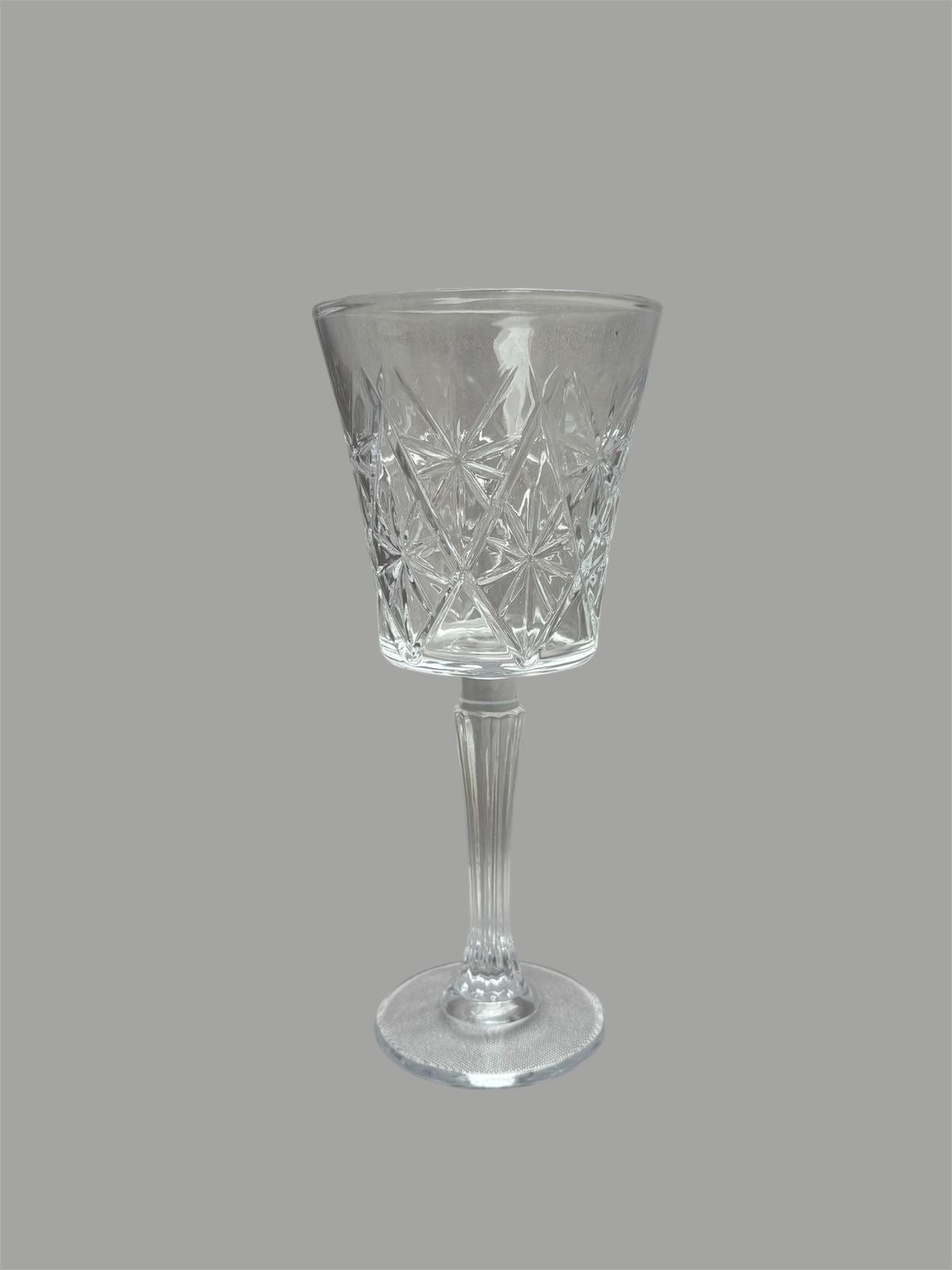 Taça Estrelada de cristal em fundo neutro