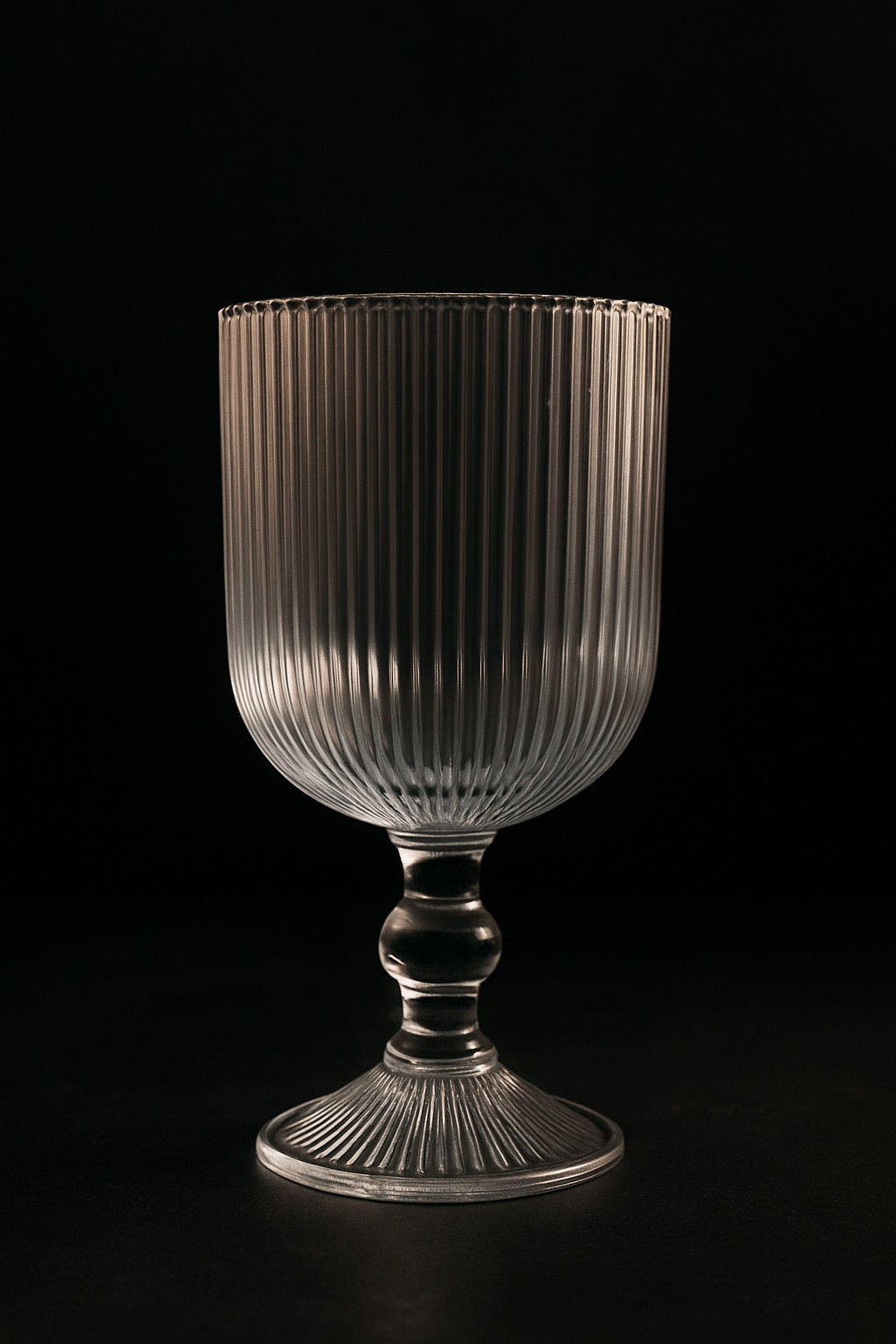 Taça Friso Transparente em fundo escuro